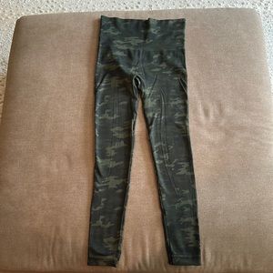 Spanx green camo leggings in size small
